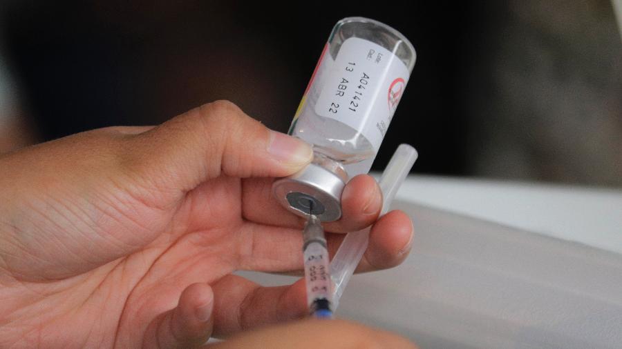 18.mai.2021 - Profissional de saúde prepara dose da vacina CanSino contra a covid-19, na Cidade do México - Gerardo Vieyra/NurPhoto via Getty Images