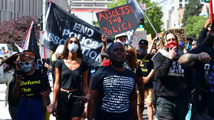 Manifestantes do Black Lives Matter se reuniram no entorno da sede da polícia de Los Angeles, na Califórnia, em 2021 Manifestantes do Black Lives Matter se reuniram no entorno da sede da polícia de Los Angeles, na Califórnia, em 2021