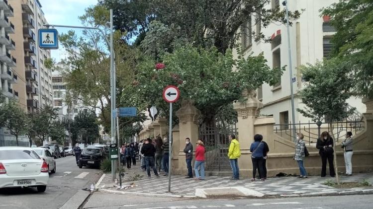 Fila dobra a esquina na UBS Santa Cecília, no centro de São Paulo - Wanderley Preite Sobrinho/UOL - Wanderley Preite Sobrinho/UOL