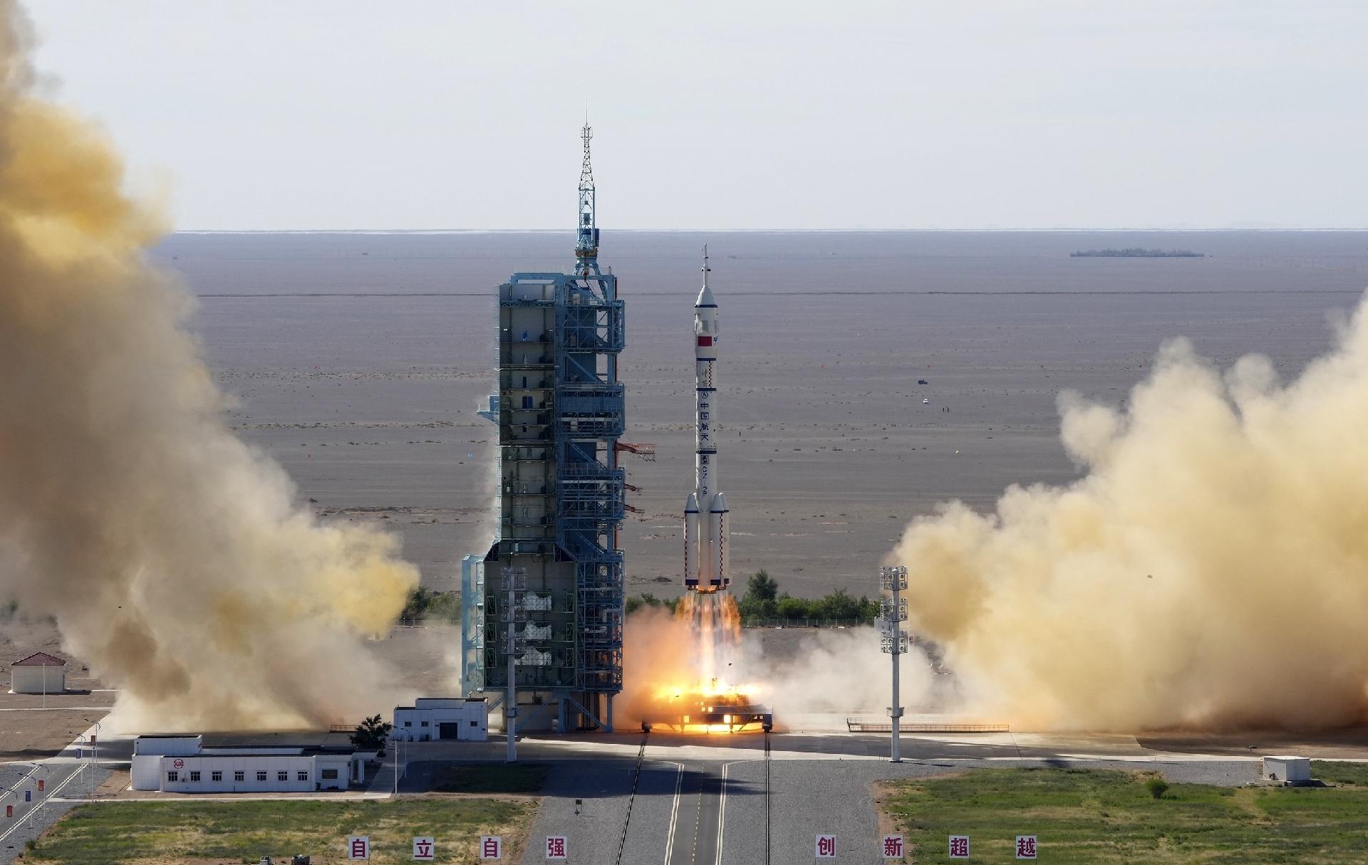 A nave espacial tripulada Shenzhou-12, no topo do foguete Long March-2F, lançada do Centro de Lançamento de Satélites de Jiuquan, no noroeste da China, em 17 de junho de 2021 - Xinhua/Li Gang