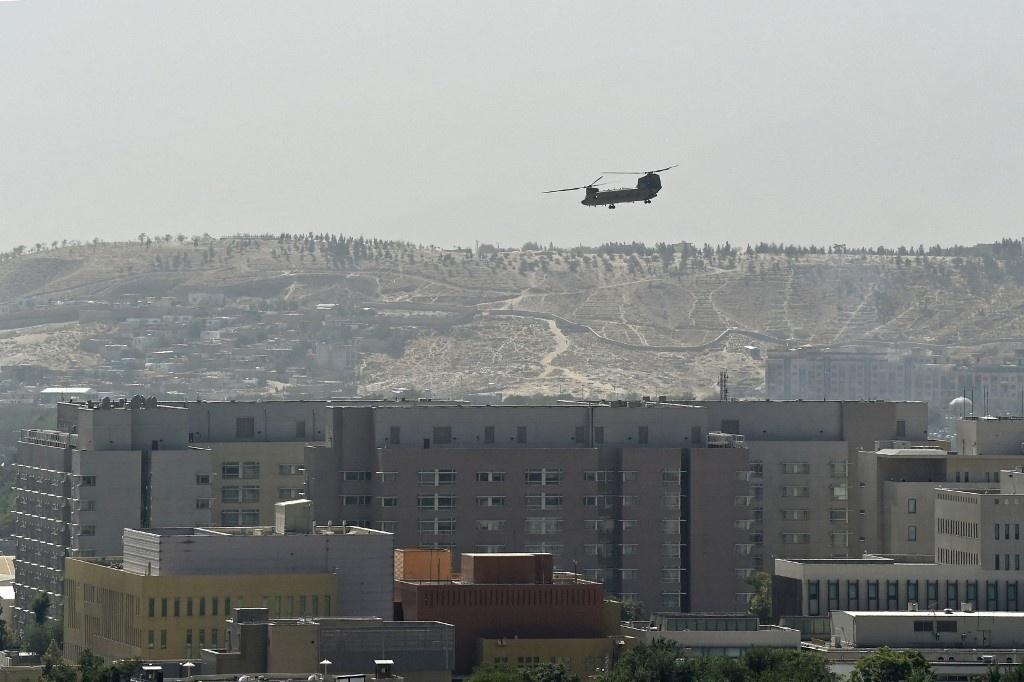 Helicóptero militar dos EUA sobrevoa embaixada americana em Cabul - WAKIL KOHSAR / AFP
