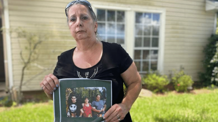 Lisa Brandon mostra foto dos filhos ao lado de outra irmã -- por parte de pai. Os dois morreram por complicações de covid e não tinham se vacinado  - Reprodução/News4Jax