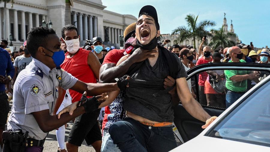 11.jul.2021 - Homem é preso durante protesto em Havana contra o governo de Miguel Díaz-Canel, em Cuba - Yamil Lage/AFP