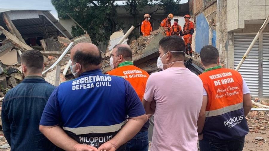 Membros da Defesa Civil Municipal acompanham resgate em prédio que desabou em Nilópolis - Divulgação/ Prefeitura de Nilópolis