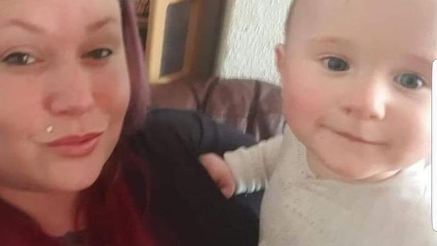 Sarah foi diagnosticada com fasciíte necrosante logo após o nascimento da última filha - Reprodução/GoFundMe