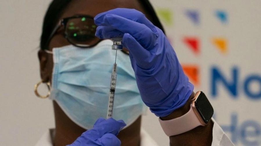 Em cada vez mais lugares, não tomar a vacina contra a covid significa não ter um emprego - Getty Images