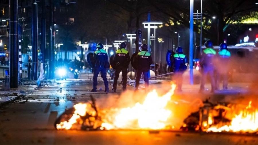 Manifestantes contrários às restrições impostas pela covid-19 incendiaram carros em cidades europeias - EPA