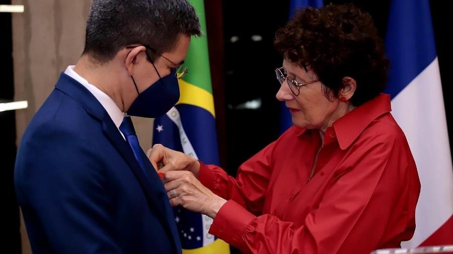 Brigitte Collet, embaixadora da França no Brasil, entrega medalha ao senador Randolfe Rodrigues - Reprodução/Twitter @franceaubresil