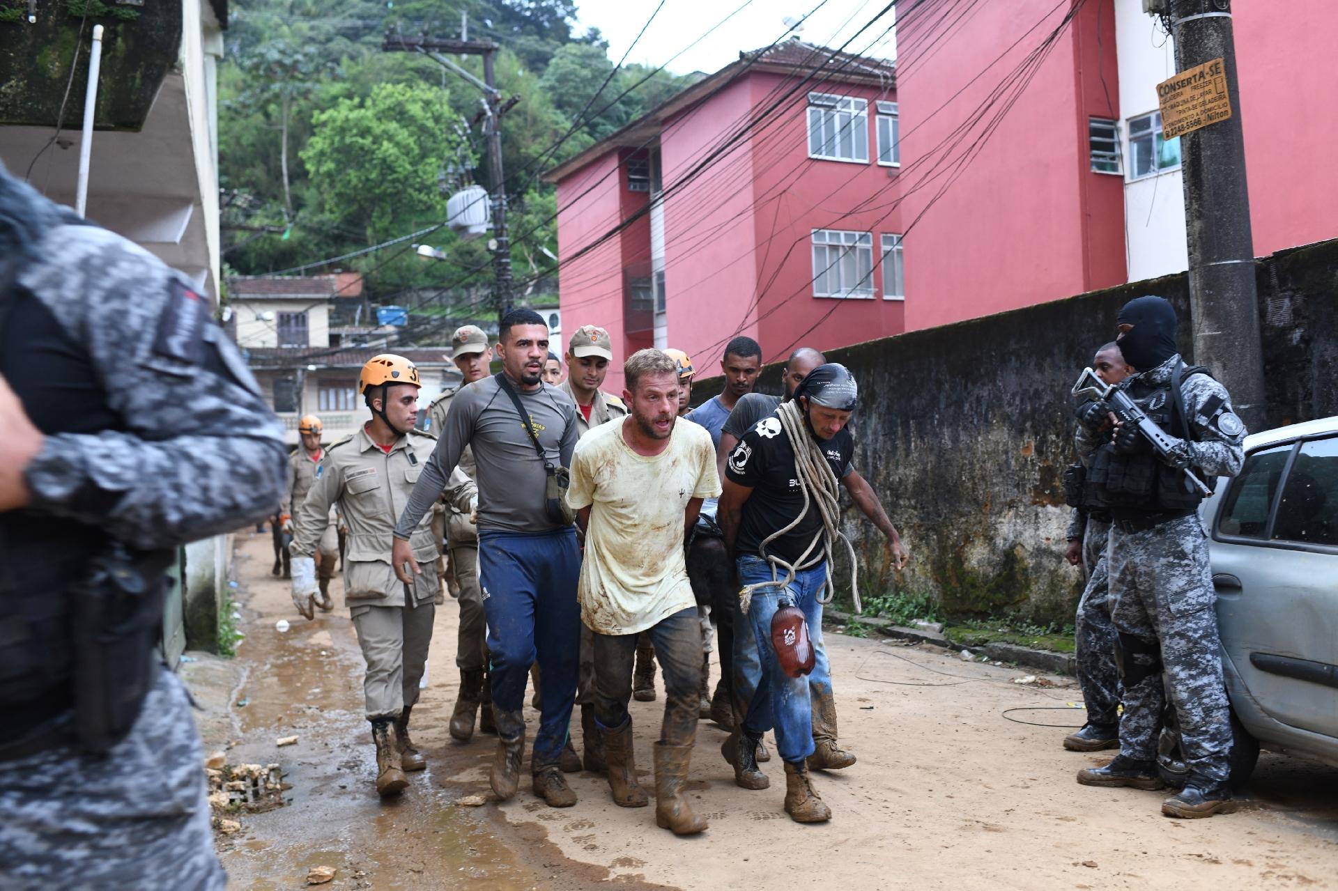 Bombeiros carregam nesta quarta (16) corpo de umas das vítimas dos deslizamentos em Petropólis, provocados pelo temporal que atingiu a cidade serrana na noite de terça (16) - Lucas Landau/UOL
