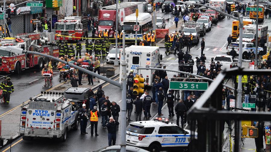 12 abr. 2022 - Policiais e bombeiros concentrados em área de estação de metrô em que ocorreu um ataque a tiros, no Brooklyn, bairro de Nova York, nos Estados Unidos - Angela Weiss/AFP