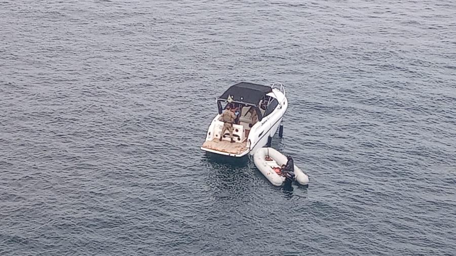 Polícia usou helicóptero e bote para alcançar suspeito, que fugiu após abordagem - 32º BPM-SC/Divulgação