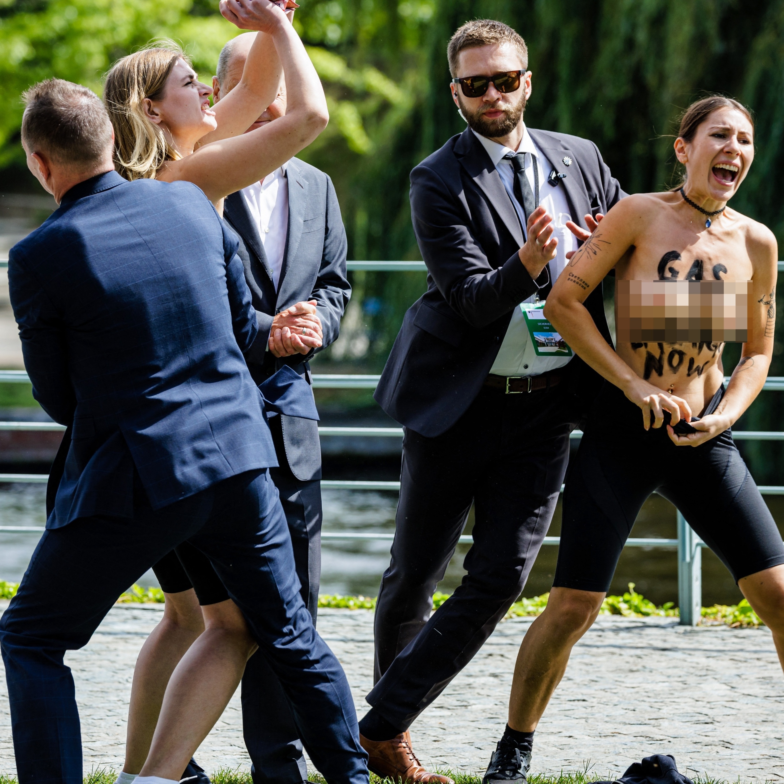 Em protesto, ativistas tiram roupa em frente ao chanceler da Alemanha