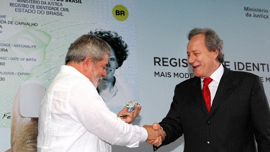 30.dez.10 - O então presidente Lula cumprimenta Ricardo Lewandowski, que comandava o TSE, em cerimônia no fim de 2010 - Ricardo Stuckert