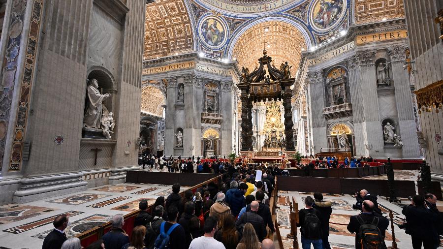 03.jan.23 - Pessoas esperam na fila para ver o corpo do Papa Emérito Bento XVI jazendo na Basílica de São Pedro, no Vaticano - ANDREAS SOLARO/AFP