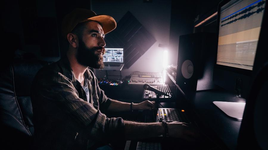 Engenheiro de som criando música no computador; sistema do Google gera trilhas a partir de descrição em texto - Getty Images