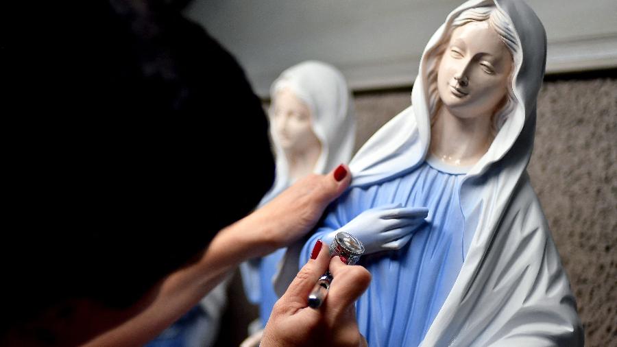 Estatuetas da Virgem Maria são finalizadas e destinadas à venda a peregrinos e turistas religiosos na cidade de Medjugorje