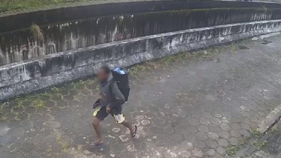 Imagens registradas por uma câmera de segurança da rua mostram o suspeito fugindo da casa da vítima após o crime