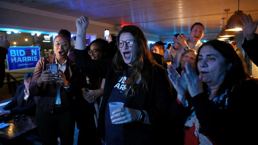 Apoiadores comemoram a vitória do presidente dos EUA, Joe Biden, nas primárias democratas na Carolina do Sul
