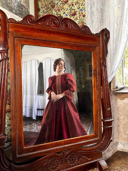 Ludovica faz fotos com roupas antigas no castelo