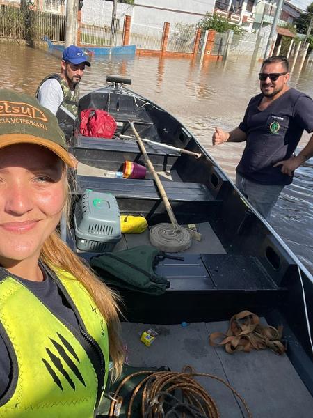 Jéssyca Lumertz, que é veterinária especialista em equinos, e está na linha de frente dos resgates em cidades como Gravataí e Canoas Jéssyca Lumertz, que é veterinária especialista em equinos, e está na linha de frente dos resgates em cidades como Gravataí e Canoas