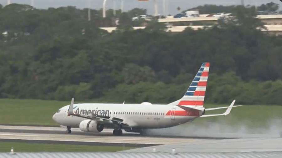 Avião da American Airlines pega fogo durante embarque