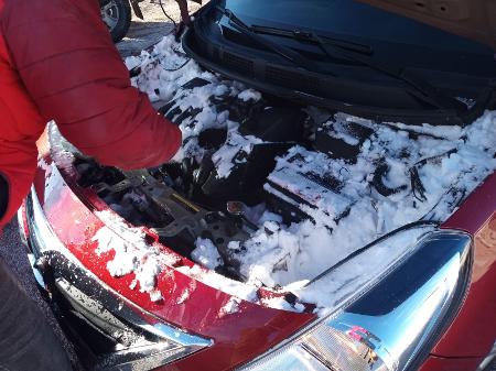 Carro tomado pela neve