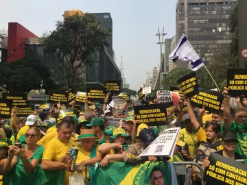 Tarcísio pede volta de Bolsonaro, e Eduardo puxa 'fora, Xandão' na Paulista