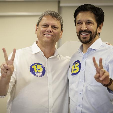 Tarcísio de Freitas (Republicanos) e Ricardo Nunes (MDB) durante campanha eleitoral - Bruno Santos/ Folhapress