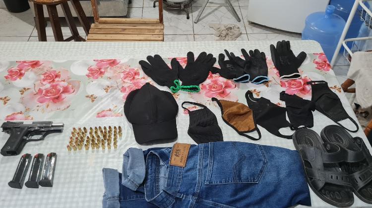 Pistola e roupas usadas nos crimes por serial killer