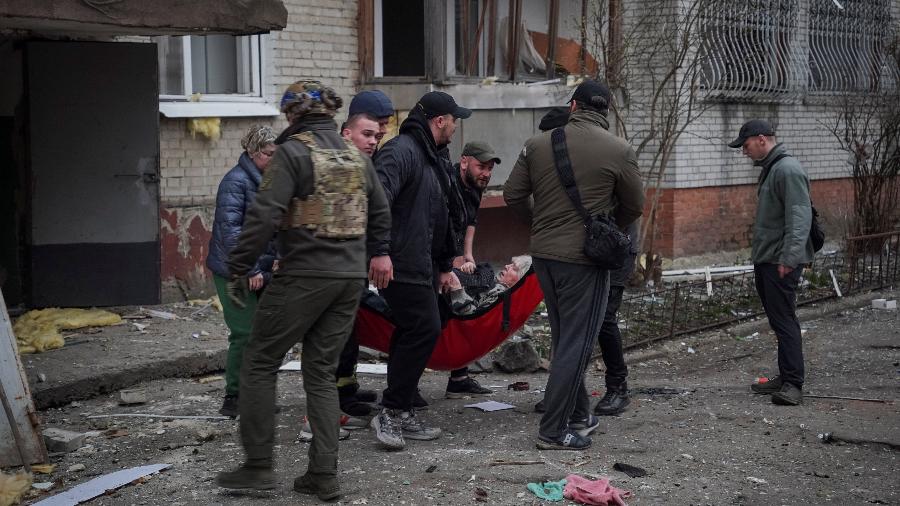 24.mar.2025 - Mulher é resgatada após um ataque russo na cidade de Sumy, na Ucrânia 24.mar.2025 - Mulher é resgatada após um ataque russo na cidade de Sumy, na Ucrânia