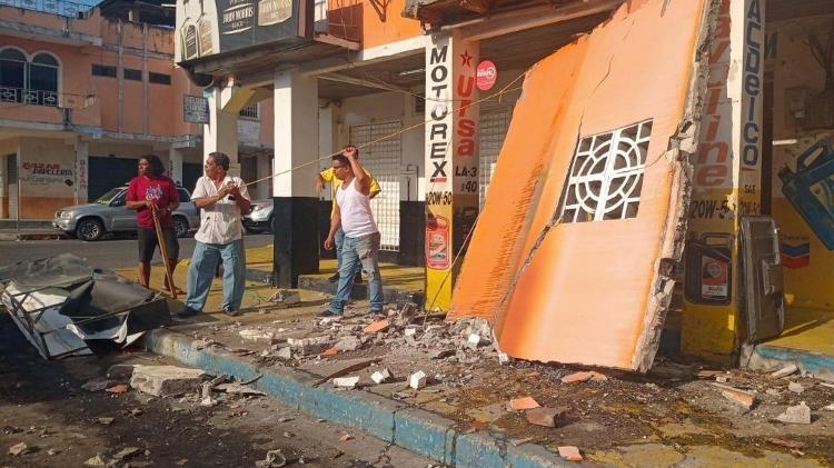 25.abr.2025 - Pessoas em frente a uma loja que foi danificada por um terremoto no Equador 25.abr.2025 - Pessoas em frente a uma loja que foi danificada por um terremoto no Equador