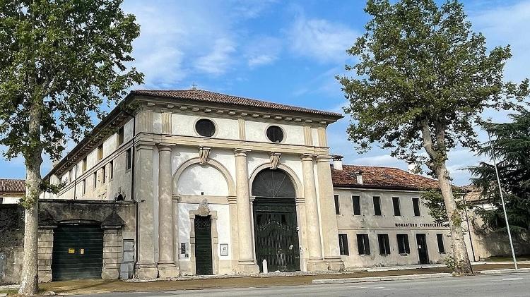 Mosteiro Cisterciense dos Santos Gervásio e Protásio, em Vittorio Veneto, uma cidade que fica a cerca de 580 km de Roma Mosteiro Cisterciense dos Santos Gervásio e Protásio, em Vittorio Veneto, uma cidade que fica a cerca de 580 km de Roma