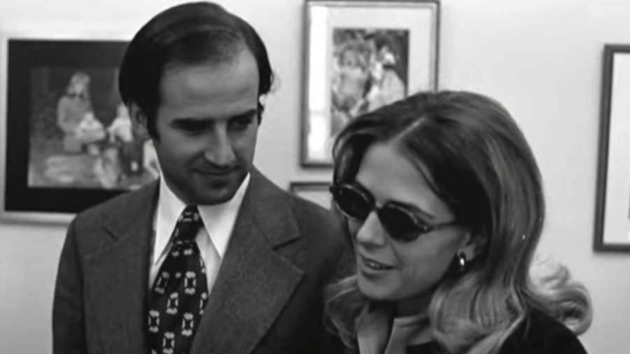 Joe Biden e a primeira esposa, Neilia Hunter, que morreu em um acidente de carro em 1972 Joe Biden e a primeira esposa, Neilia Hunter, que morreu em um acidente de carro em 1972