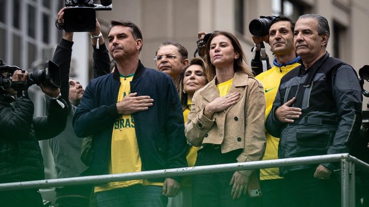 Flávio Bolsonaro, ao lado da esposa Fernanda e do pastor Silas Malafaia, em ato na Paulista Flávio Bolsonaro, ao lado da esposa Fernanda e do pastor Silas Malafaia, em ato na Paulista