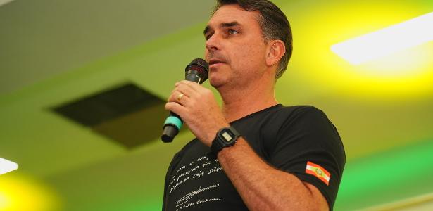 Flávio ironiza voo em avião de Vorcaro e liga jatinho a Moraes
