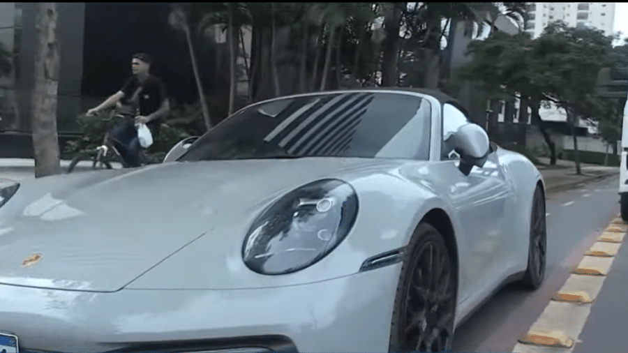 Vítimas estavam em um Porsche durante a ocorrência Vítimas estavam em um Porsche durante a ocorrência