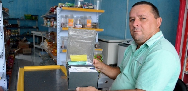 O comerciante José Antônio Soares, de Monte Belo (AL), que vende a crédito - Beto Macário/UOL