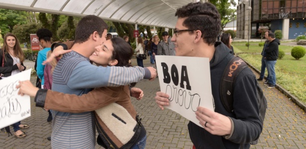 Personagens do #Enem 2015: Voluntários distribuem abraços - Lucas Pontes/UOL