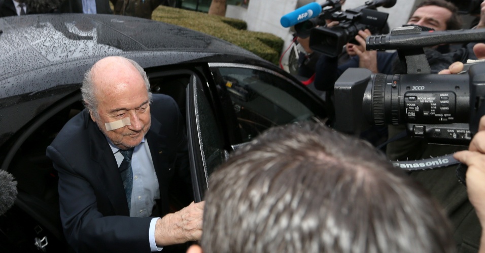 21.dez.2015 - O presidente da Fifa, Joseph Blatter, é cercado por jornalistas em sua chegada para uma coletiva de imprensa em Zurique, na Suíça. O dirigente suíço foi suspenso nesta segunda-feira (21) por oito anos, junto com o francês Michel Platini, presidente da Uefa, 