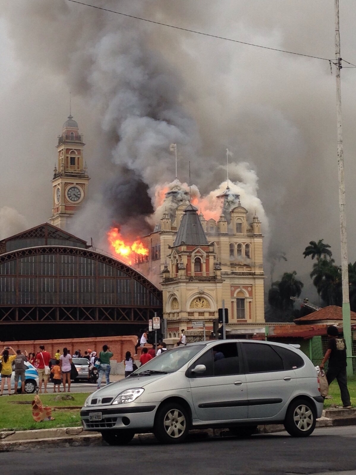 21.dez.2015 - Um incêndio de grandes proporções atinge o Museu da Língua Portuguesa, na região central de São Paulo. Não há informações sobre as causas de incêndio nem se há vítimas - Myke Ramos