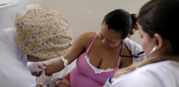 Médicas examinam grávida de oito meses para avaliar se a criança pode nascer com microcefalia em Pernambuco - Ueslei Marcelino/ Reuters