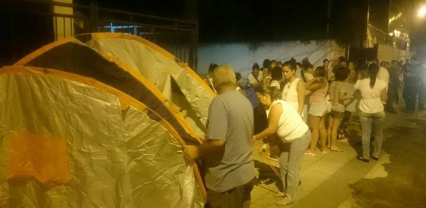 09.fev.2017 - Familiares montam barracas para bloquear acesso a batalhão da PM em Volta Redonda - Reprodução/Facebook