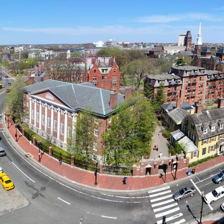 Campus da Universidade Harvard, em Massachusetts; rendimentos do seu endowment financiam programas de ensino, pesquisa e extensão - Wikimedia Commons