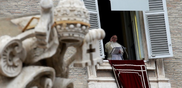 O papa Francisco acena durante a oração do Angelus na Praça de São Pedro, no Vaticano, nesta terça (1º) - Max Rossi/Reuters