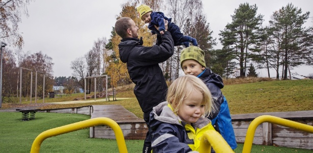 Johann Osvvan com seus filhos na Suécia em 2015 - Magnus Laupa/The New York Times