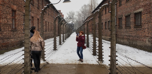 Visitantes tiram foto em museu do antigo campo de concentração de Auschwitz-Birkenau em Oswiecim, Polônia - Maciek Nabrdalik/The New York Times