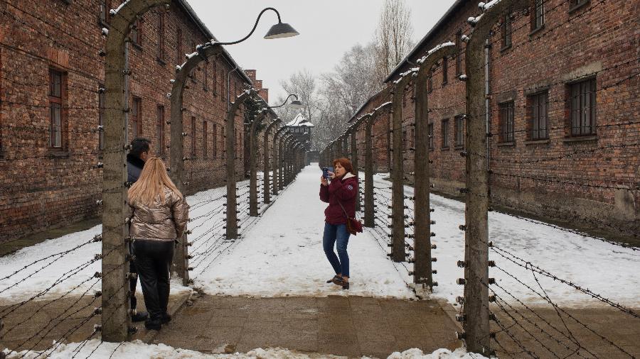 Visitantes tiram foto no museu do antigo campo de concentração de Auschwitz-Birkenau em Oswiecim, na Polônia - Maciek Nabrdalik/The New York Times