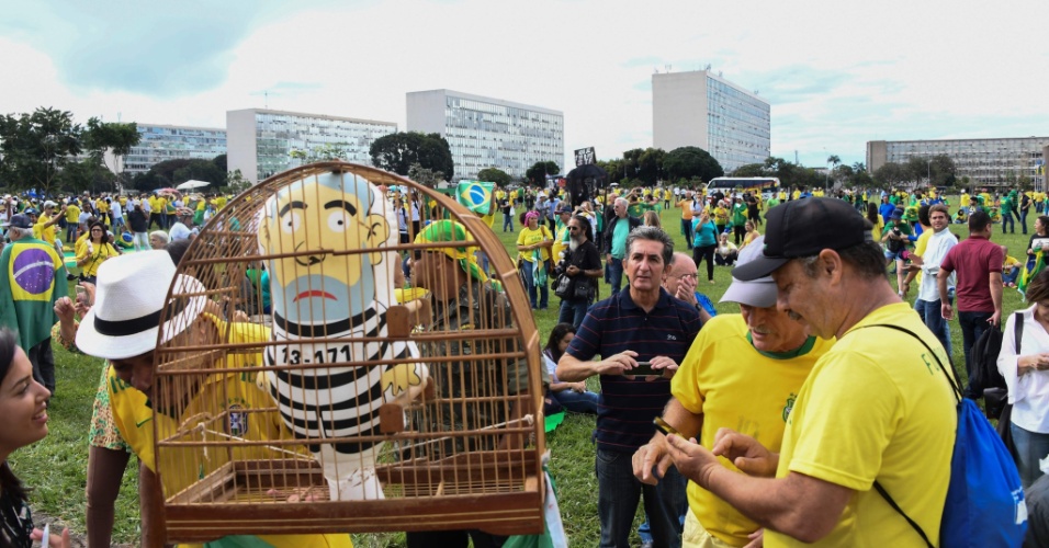 4.abr.2018 - Manifestantes contra Lula levam bonecos infláveis do presidente preso em gaiolas no protesto em Brasília