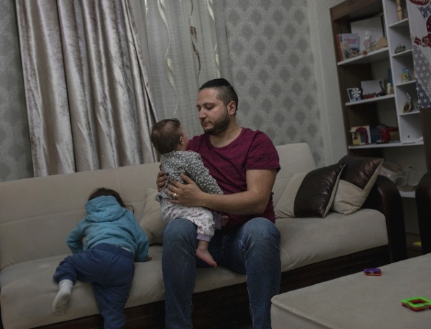 O médico Hamza al-Khatib abandonou Aleppo e hoje vive com suas filhas na Turquia - Nicole Tung/The New York Times