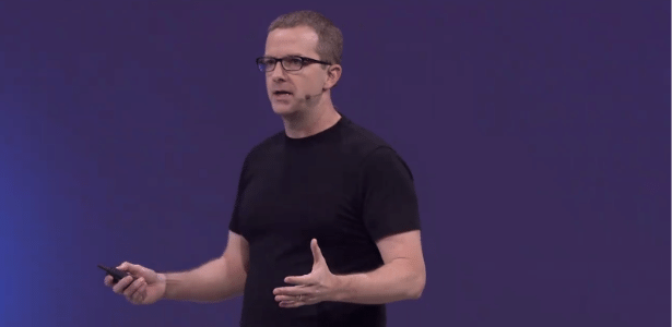Mike Schroepfer, chefe de tecnologia do Facebook, foi o apresentador da vez na F8 - Reprodução